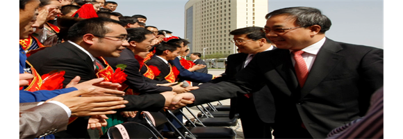 中央政治局委員、國務員副總理胡春華（時任內蒙古自治區黨委書記）國家民委會主任、黨主書記巴特爾親切接見自治區五四青年獎章獲得者趙智強等